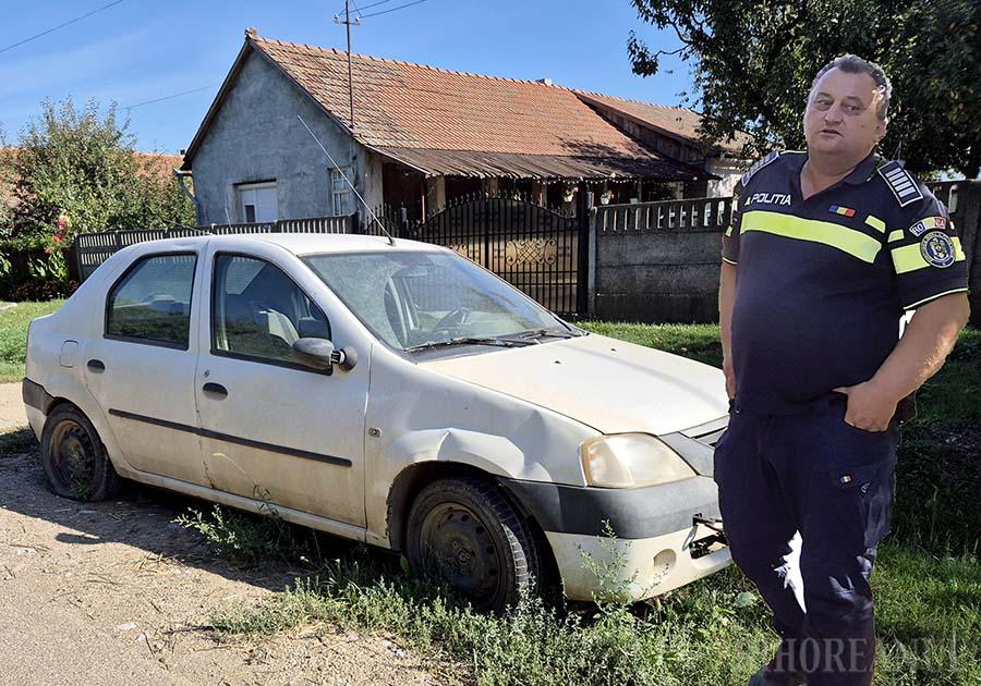 FOTO. Șef de post acuzat că a folosit mașina Poliției la propria fermă. Autospeciala, găsită abandonată și vandalizată într-un sat