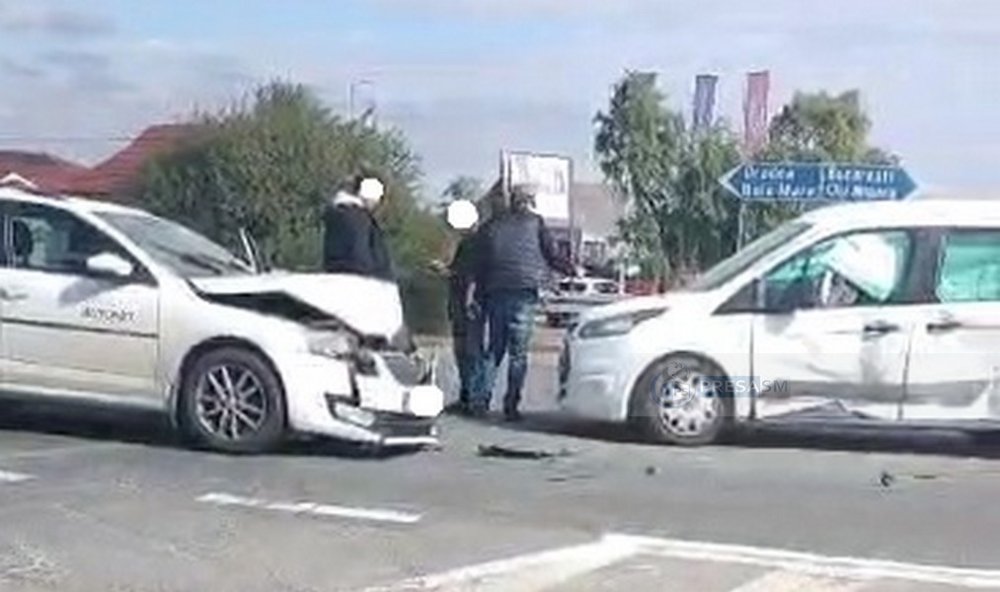 VIDEO. Accident pe B-dul Lucian Blaga. Sensul giratoriu, prea ”îngust”
