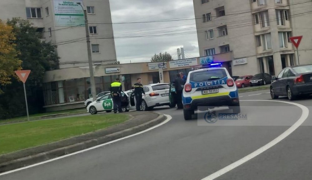 FOTO. Accident ca la biliard în „sensul fără sens” de la finanțe, în Satu Mare