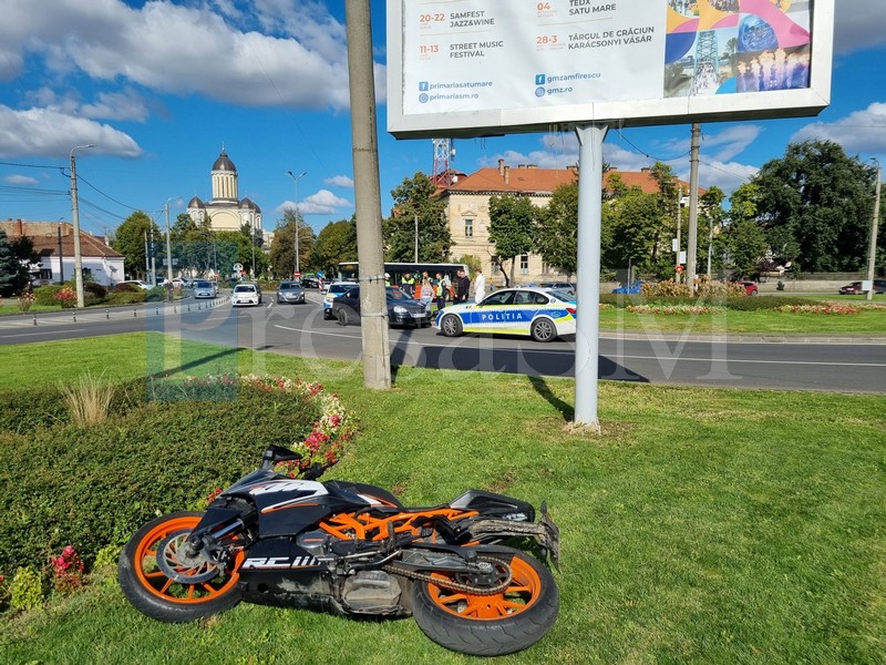 FOTO/VIDEO. Accident în fața Finanțelor. Motociclist proiectat pe spațiul verde