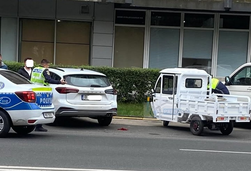 FOTO. Un nou accident comis de triciclist-ul PERICOL public. A lovit alte două mașini