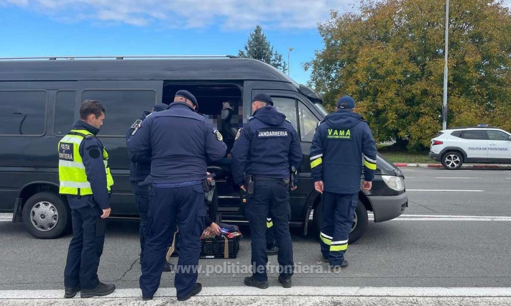 FOTO. Razii ale frontieriștilor sătmăreni pe drumurile spre granița cu Ungaria. Trei copii, întorși din drum de polițiști