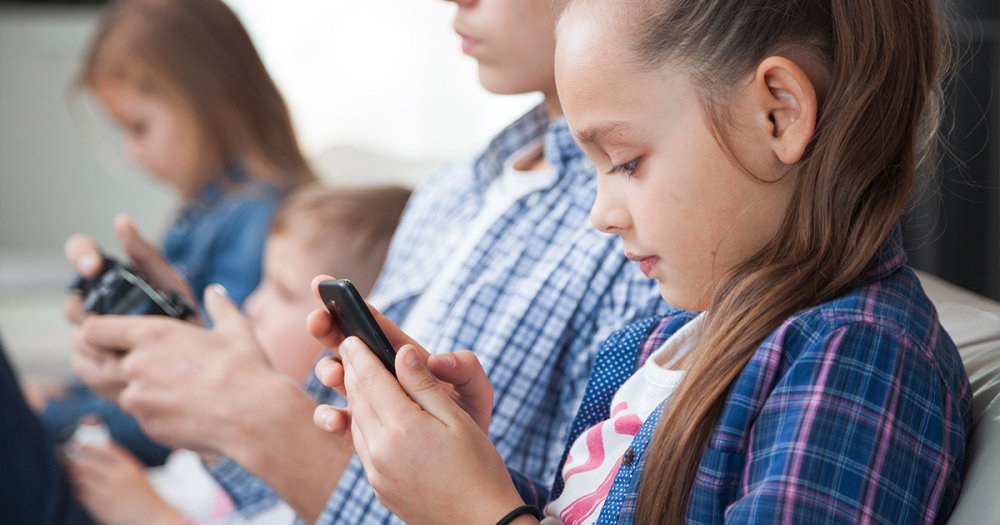 TikTok, Insta, Facebook doar cu acordul părinților. Ce prevede Legea Majoratului Digital. A fost votată deja de Senat