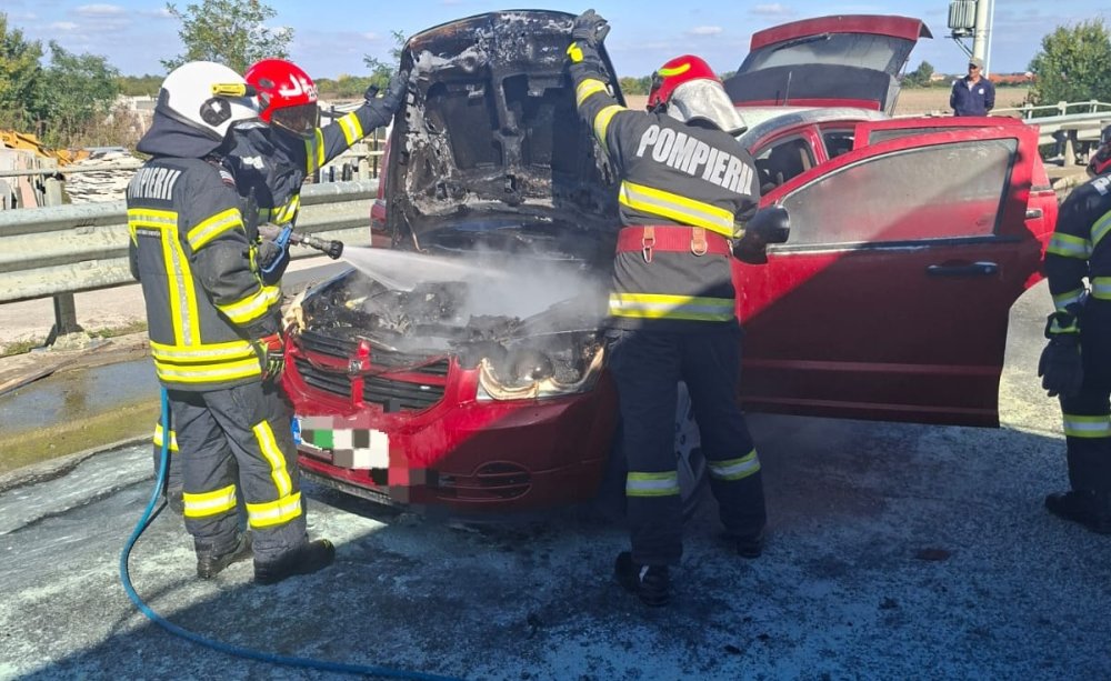 FOTO. Intervenție a pompierilor pe DN19, în județul Satu Mare. Autovehicul cuprins de flăcări