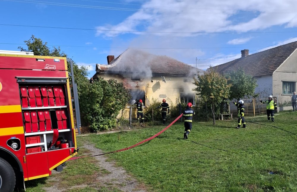 FOTO/VIDEO. Incendii pe bandă rulantă, astăzi, în Satu Mare. Case salvate de pompieri