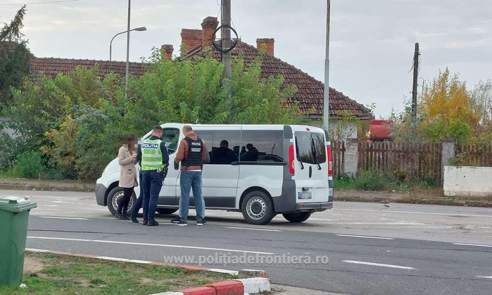 FOTO. Ucraineancă ”arsă la buzunare” în județul Satu Mare. Ce transporta în microbuzul său