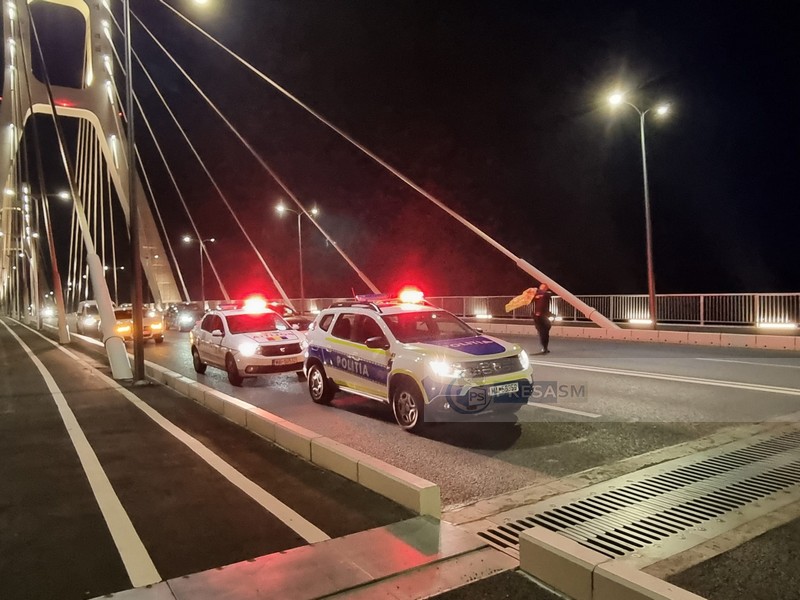 Mașina unei șoferițe, rămasă fără puntea spate pe Podul Transilvania din Satu Mare