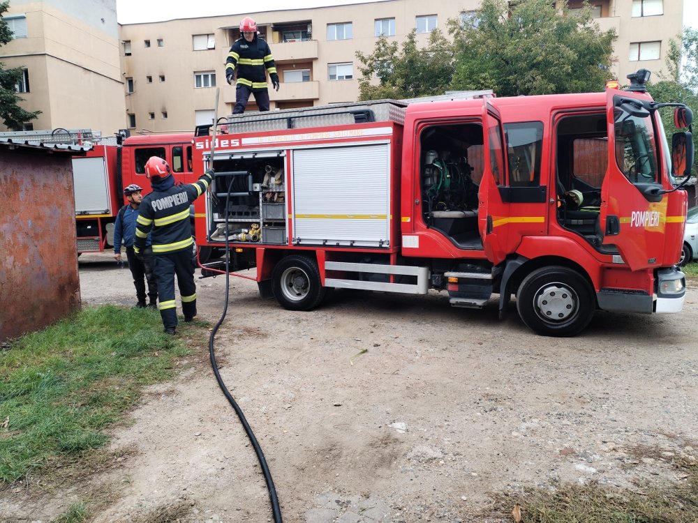 Un sătmărean a încercat să dea foc la bloc, cu soția și copiii în interior