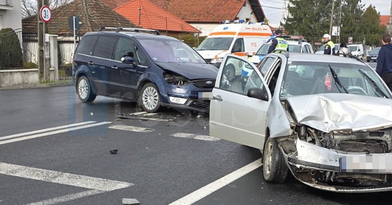 FOTOGALERIE. Accident pe B-dul Lucian Blaga din Satu Mare. Mai multe ambulanțe la fața locului
