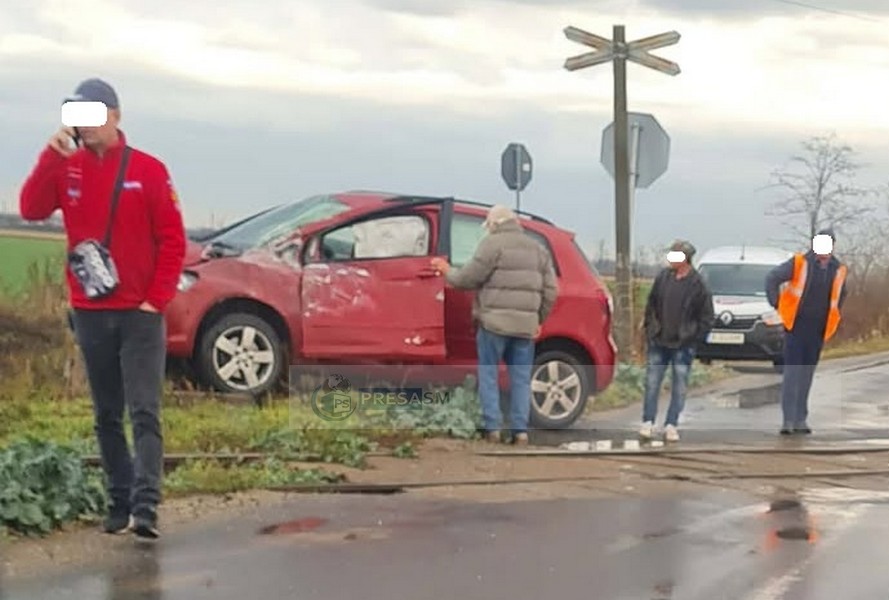 FOTO. Accident feroviar la Tășnad: autoturism lovit de tren, două persoane au primit îngrijiri medicale