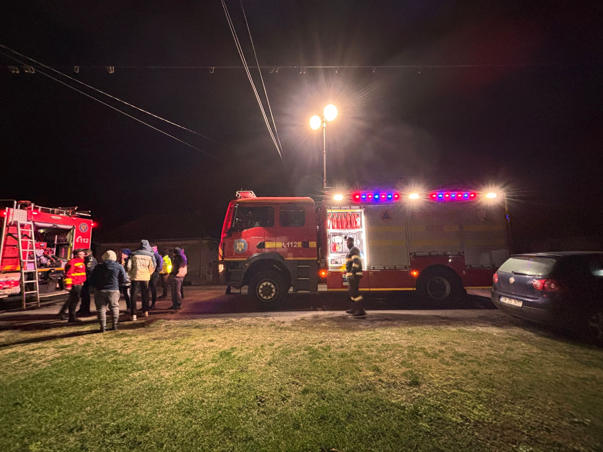 FOTO. Pericol de explozie la o casă din județul Satu Mare. Doi vârstnici salvați la timp