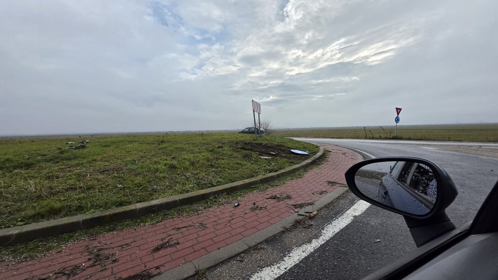 ACCIDENT MASINA IN SANT SENS GIRATORIU (1).jpg