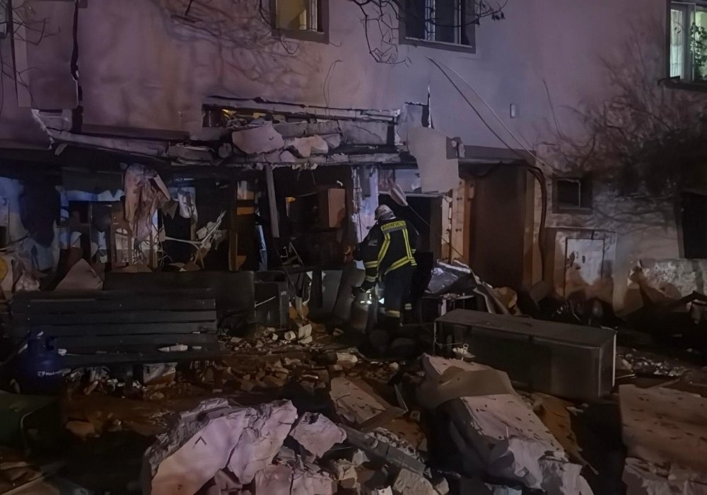 FOTO/VIDEO. Explozie într-un bloc de apartamente din țară. ISU: Există risc de prăbuşire. O victimă în stop cardio-respirator