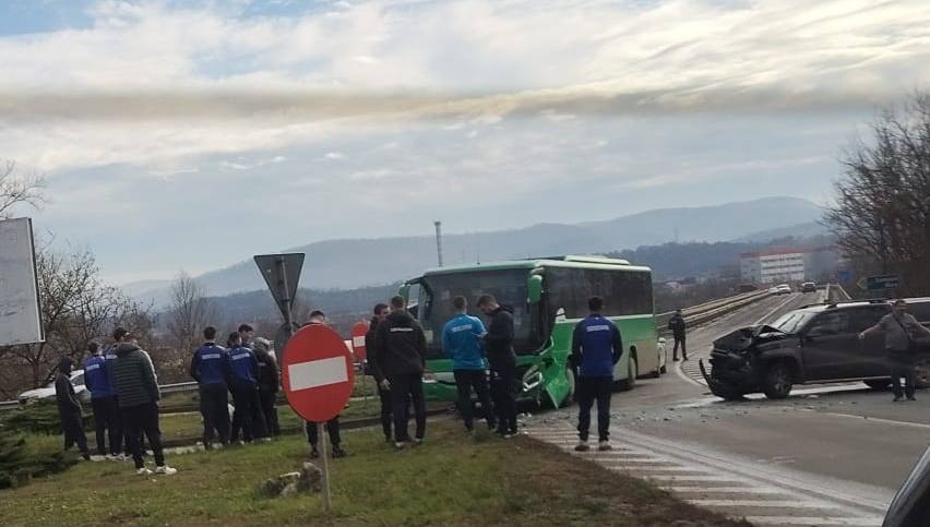 FOTO/VIDEO. Un autoturism înmatriculat în Satu Mare, implicat într-un accident. A lovit autocarul unei echipe de handbal