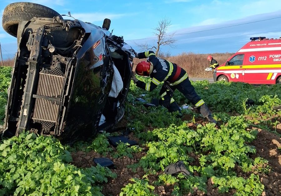 FOTO. Accident teribil în județul vecin. Un șofer a murit după ce a fost proiectat în afara mașinii