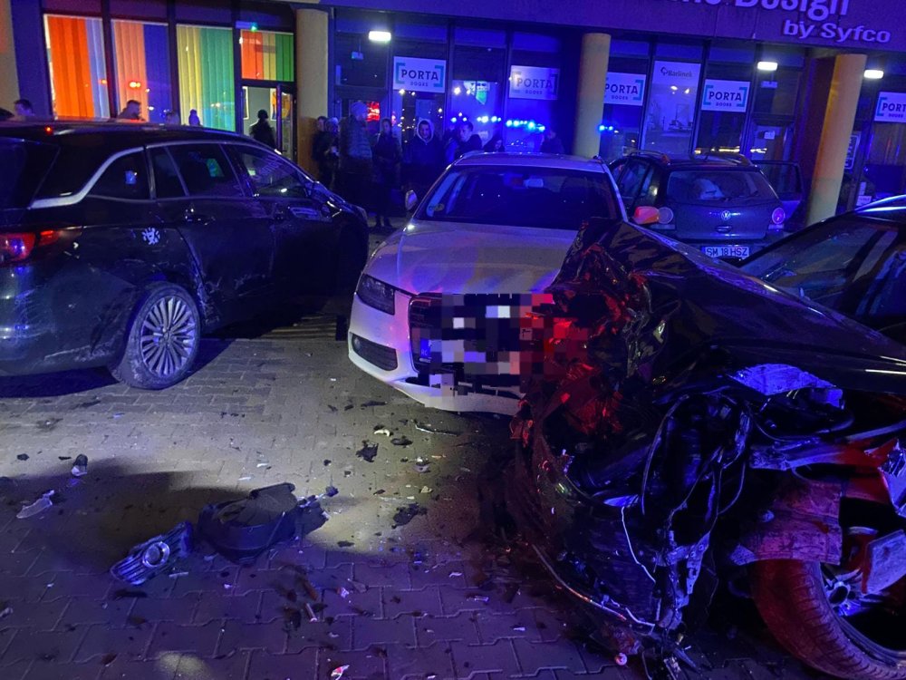 FOTO/VIDEO. Accident cu persoană încarcerată la coborârea de pe Podul Transilvania. Intervin pompierii