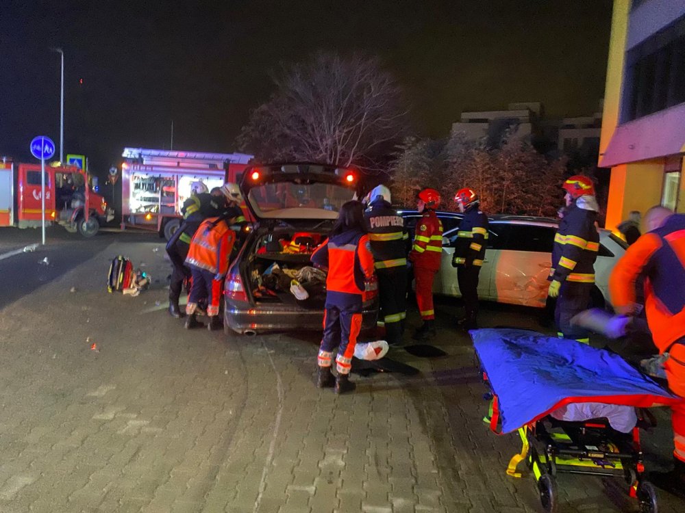 FOTO/VIDEO. Cum s-a petrecut accidentul de la coborârea de pe Podul Transilvania. Trei mașini din parcare au fost avariate