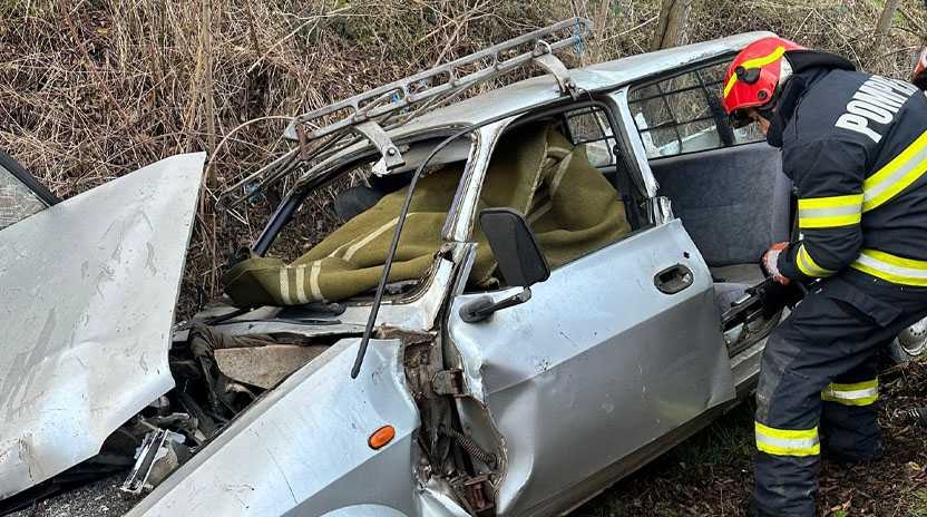 FOTO. Accident în județul Satu Mare. Șoferul a intrat într-un cap de pod. Operațiune dificilă de salvare