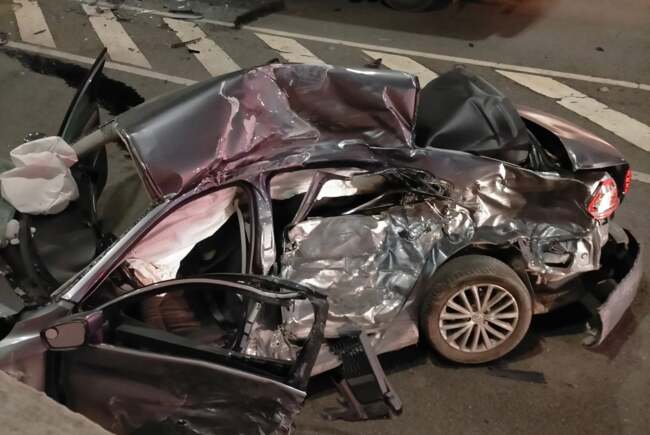 FOTO. Accident cumplit în țară. Un tânăr mort, altul rănit după un impact violent cu o autoutilitară