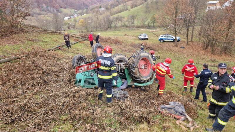 VIDEO. Bărbat de 69 de ani, strivit sub propriul tractor. Tragedie în județul vecin