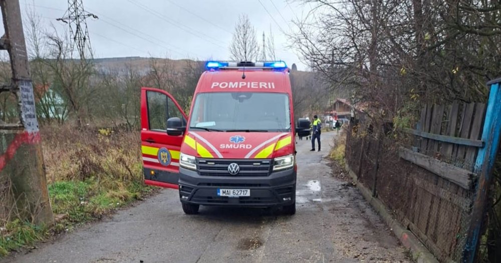 FOTO. Se întâmplă în România. Doi bărbați au căzut într-o groapă formată în mijlocul străzii