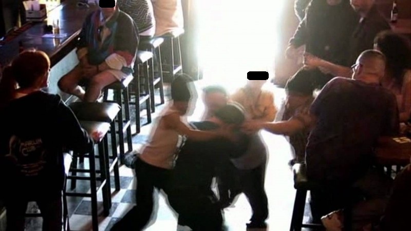 Lovitură cu scaunul, dinți zburați, după o ceartă pe o datorie, la un chef în Satu Mare 