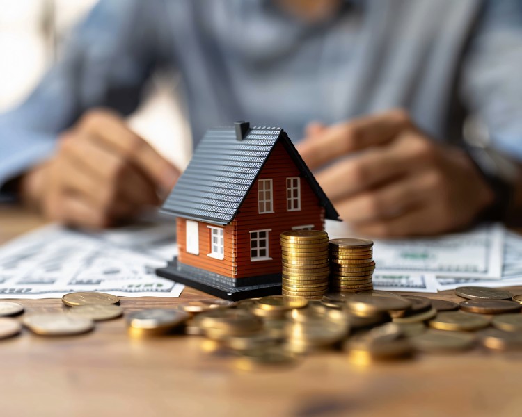 G4Media: Sute de pensionari speciali vor rămâne fără locuințele de serviciu. Acum plătesc chirii de 200 de lei pe lună