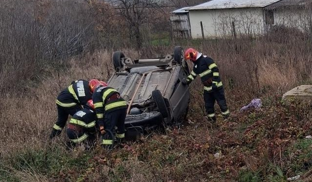 SATU MARE. S-a îmbătat ”turtă” la pescuit, apoi s-a răsturnat cu mașina în șanț