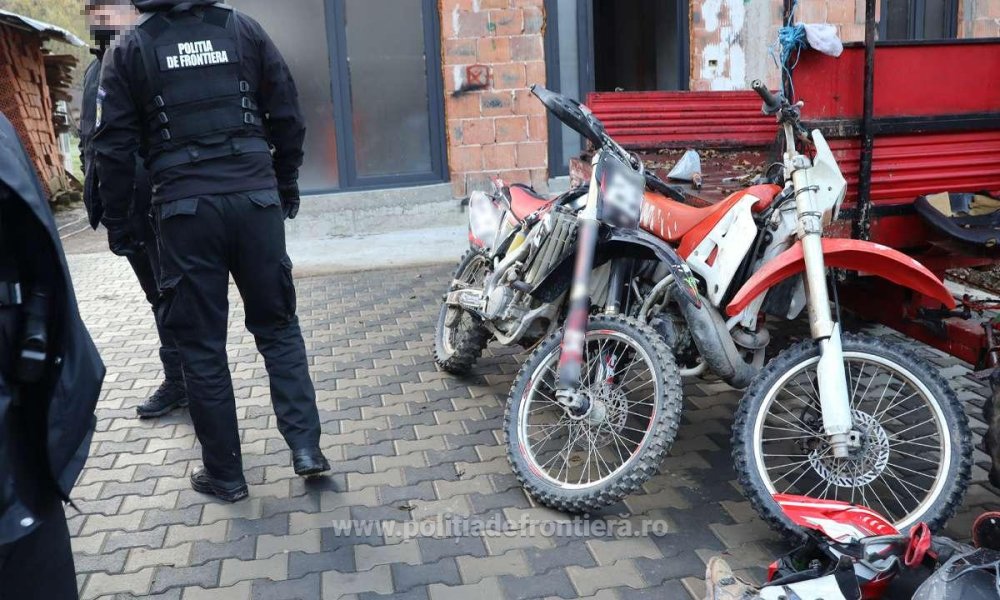 FOTO/VIDEO. Migranți pe două roți. Mascații au descins în județul vecin. Cât costa ”aventura”