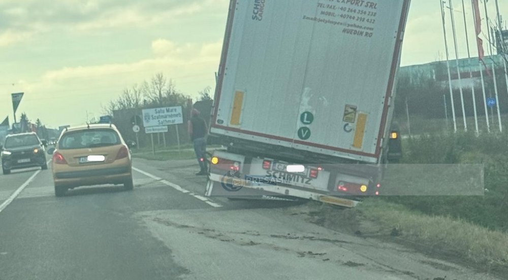 FOTO. Incident pe Drumul Botizului. Un TIR a ajuns în șanț