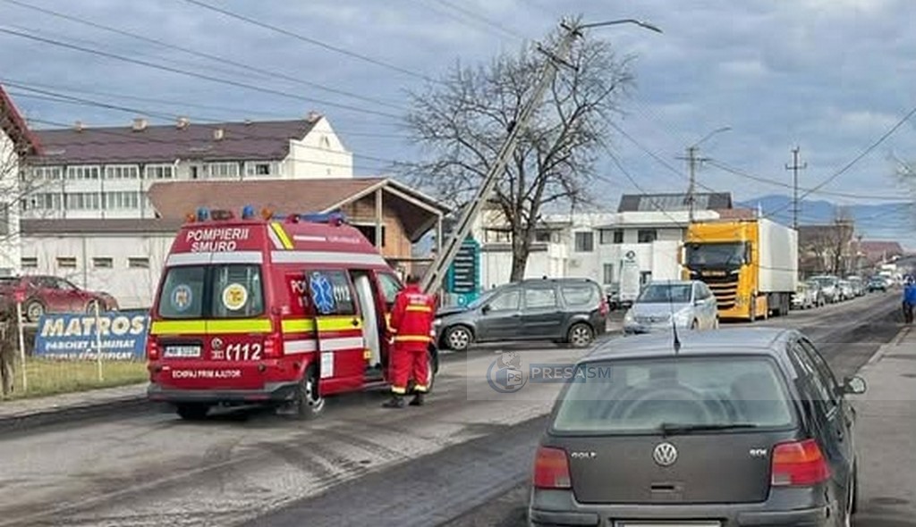 Un adolescent din Satu Mare s-a urcat la volan și a ajuns direct în stâlp. Rănit, a fost transportat la spital