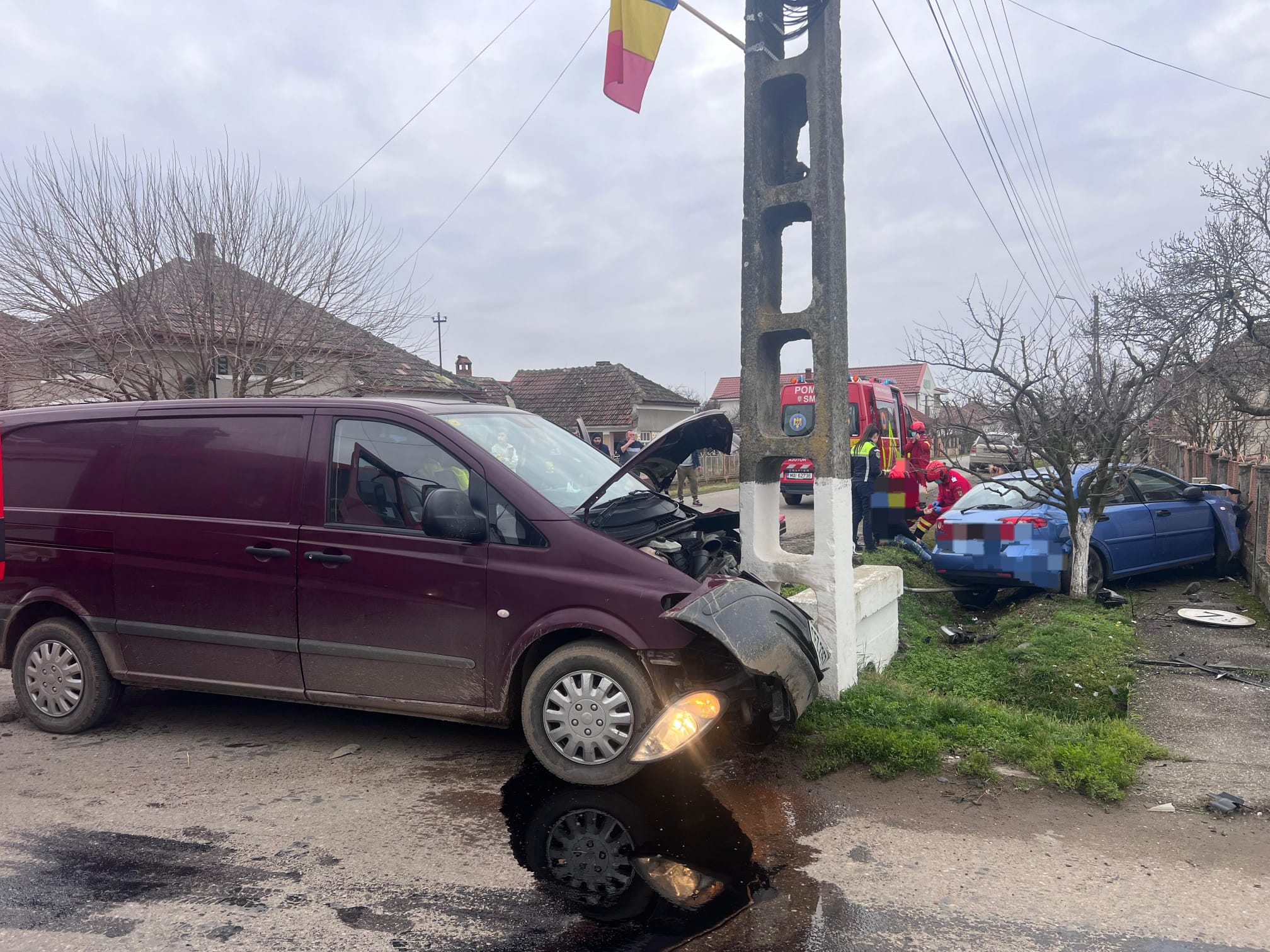 FOTO. Microbuz în stâlp, mașină în gard. Accident cu multiple victime în Odoreu!