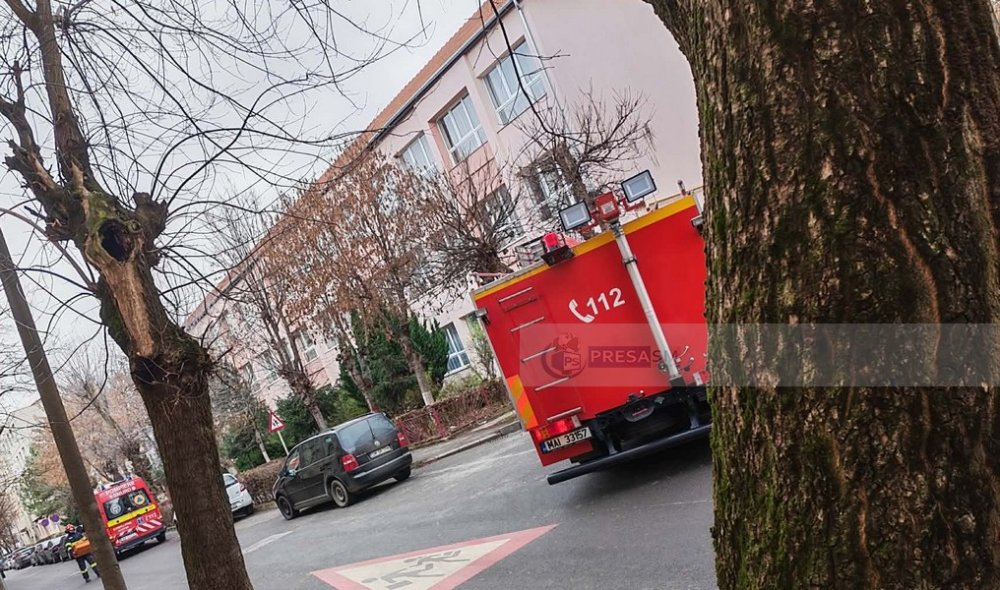 FOTO. Mai mult echipaje de Pompieri au intervenit în Micro 16, lângă Școala Avram Iancu