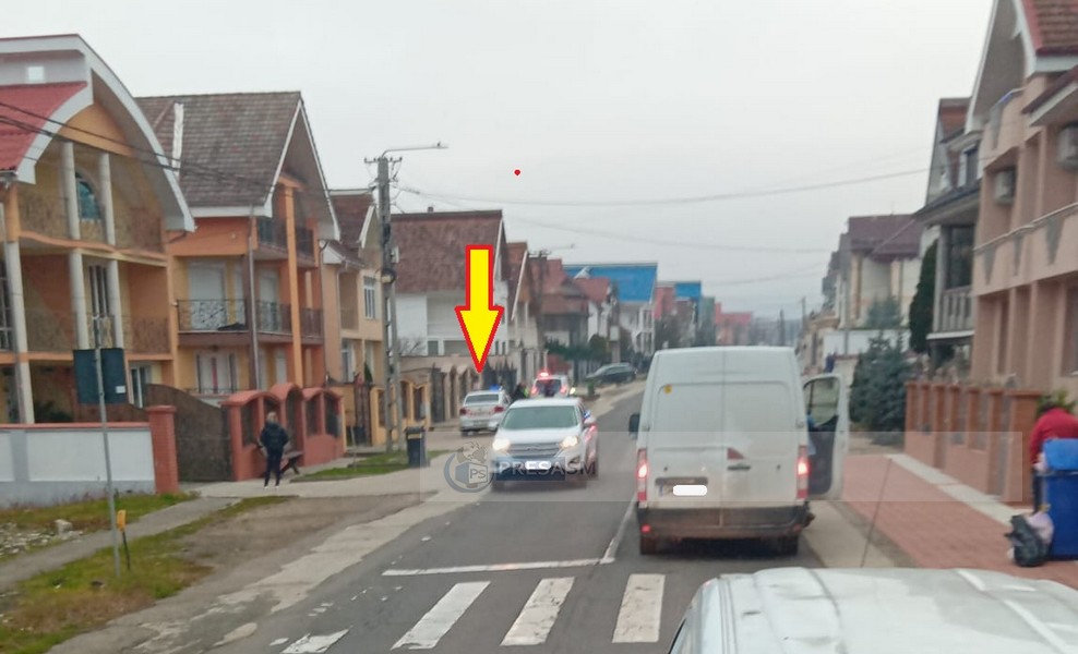 FOTO. A lovit cu mașina un pieton, în scaun cu rotile, în Certeze. Apoi a vrut să fugă din România