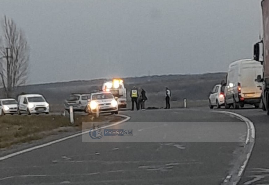 FOTO. Accident pe DN19A, zona Beltiug. O șoferiță ar fi ajuns cu mașina parțial în șanț