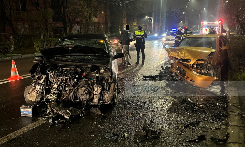 FOTO/VIDEO. Două mașini de Satu Mare, coliziune frontală! Șoferiță nevinovată, la Urgență