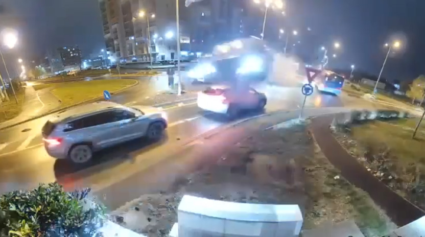 VIDEO. Imagini șocante în județul vecin. ”A zburat” cu mașina după ce a lovit un sens giratoriu