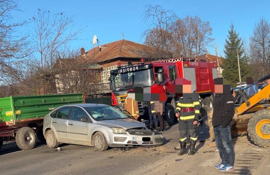 FOTO. Șofer (78 ani) rănit. A lovit cu mașina buldoexcavatorul firmei din Satu Mare  