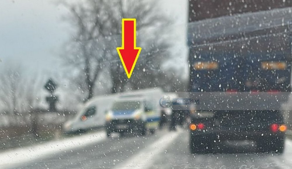FOTO. Zăpada a produs primul accident în județul Satu Mare. Microbuz în șanț, pe DN19