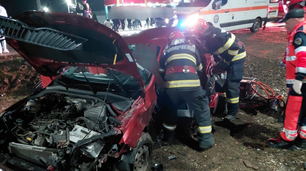 FOTO. Accident cumplit în țară. Tânăr șofer, decedat după ce fost lovit de alt şofer, când ce ieşea din parcarea unei spălătorii auto
