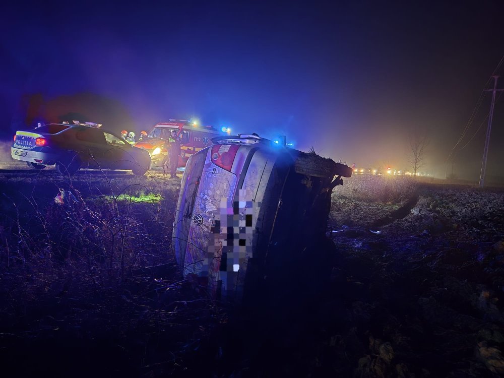 Un șofer beat a adormit și s-a răsturnat cu mașina în șanț! Trezit de ambulanțieri, în Satu Mare