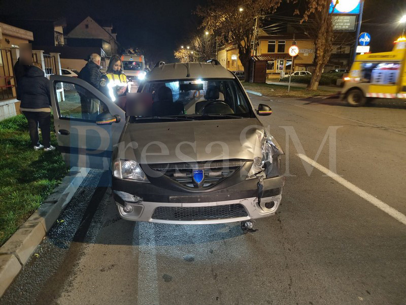 FOTO/VIDEO. Accident în municipiul Satu Mare. Șoferul (80 ani) a ajuns cu mașina în gardul unei case