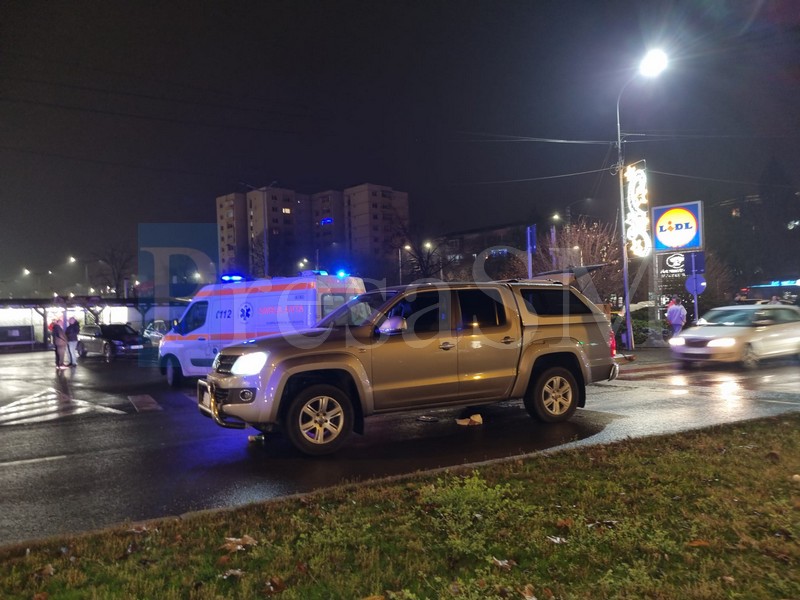 FOTO. Pieton lovit pe trecere, pe podul Golescu. Ambulanța și polițiștii la fața locului