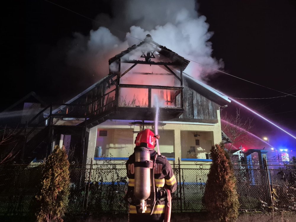 FOTO. Incendiu noaptea trecută în județul Satu Mare. Acoperiș în flăcări, au intervenit pompierii