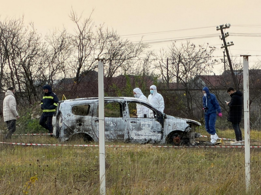 FOTO. Descoperire macabră în județul vecin. Cadavru găsit într-o mașină incendiată