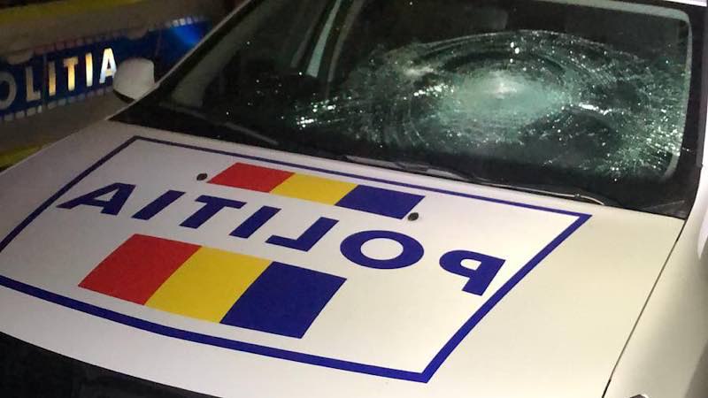 Un tânăr (21) a spart cu palma parbrizul mașinii Poliției Satu Mare! Reținut pentru 24 de ore