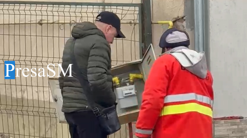 FOTO/VIDEO. Țeavă de gaz fisurată în cea mai aglomerată intersecție din municipiul Satu Mare. Pompierii sunt la fața locului