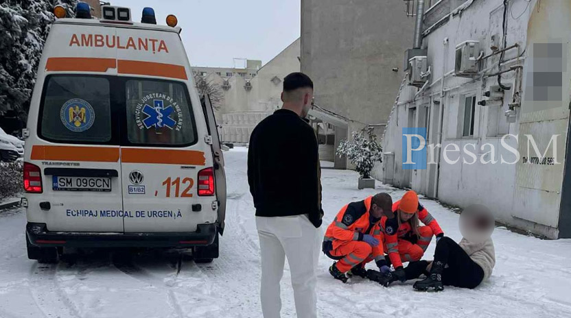 FOTO. Pieton accidentat în centrul Sătmarului. A alunecat, suspect de fractură