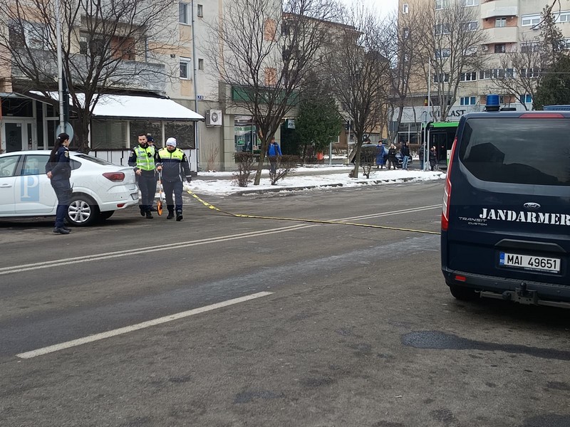 FOTO. Pieton lovit cu mașina, condusă de o șoferiță, în Micro 17. Și câteva semne de întrebare...