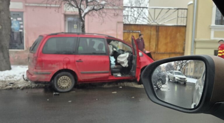 FOTO. Accident cu 3 victime, o mamă și doi copii, în municipiul Satu Mare